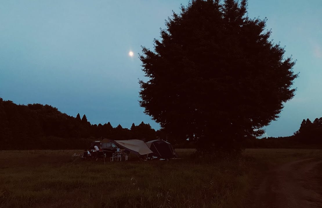 夕暮れのキャンプ場