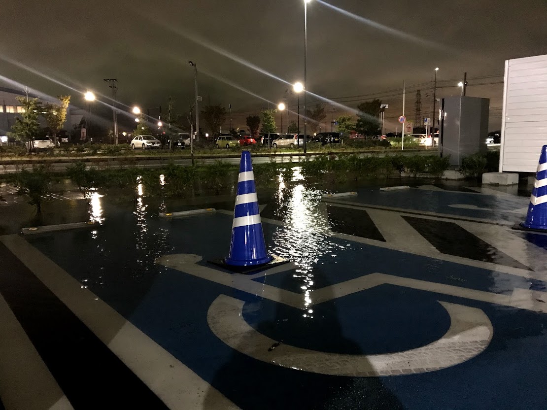 浸水した障がい者駐車場
