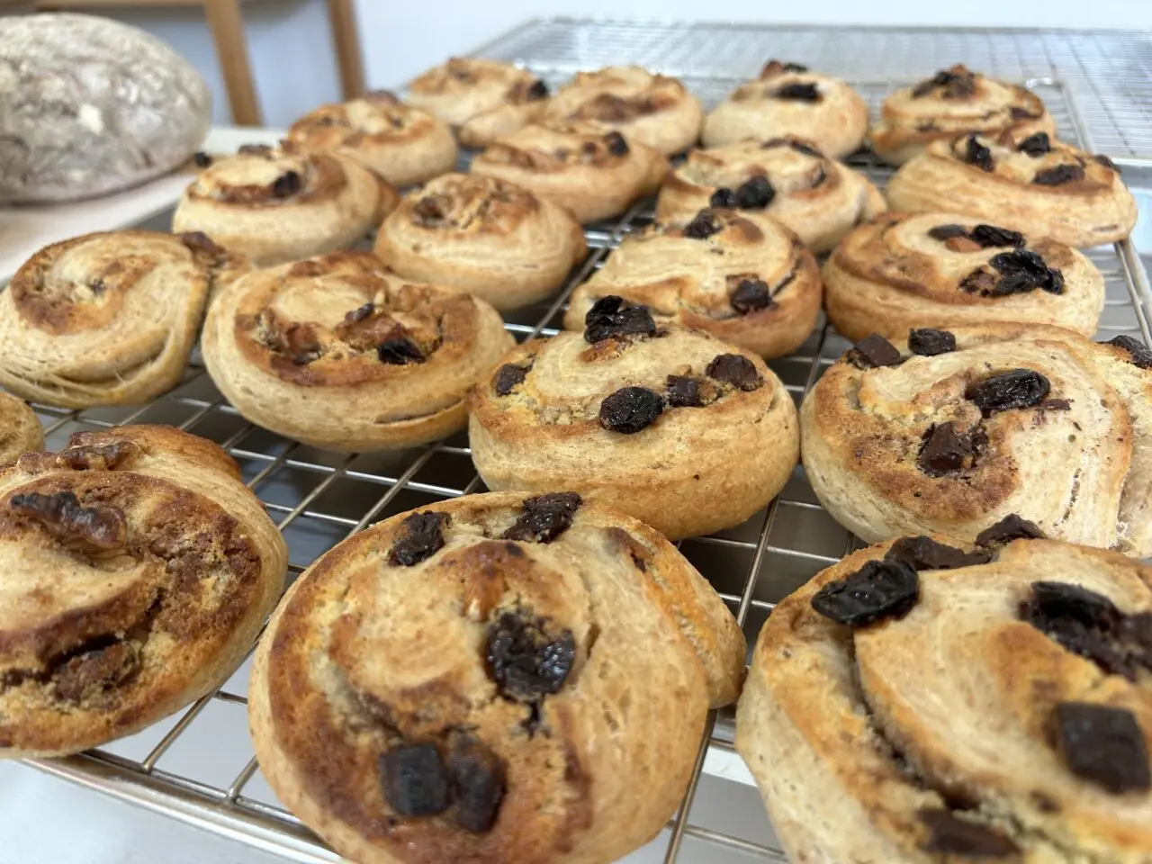 コーネルベーカリーのシナモンロールとチョコレートロール