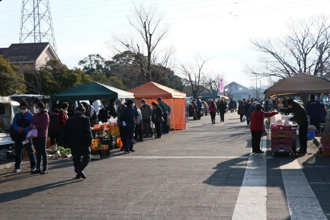 八幡公園朝市の様子