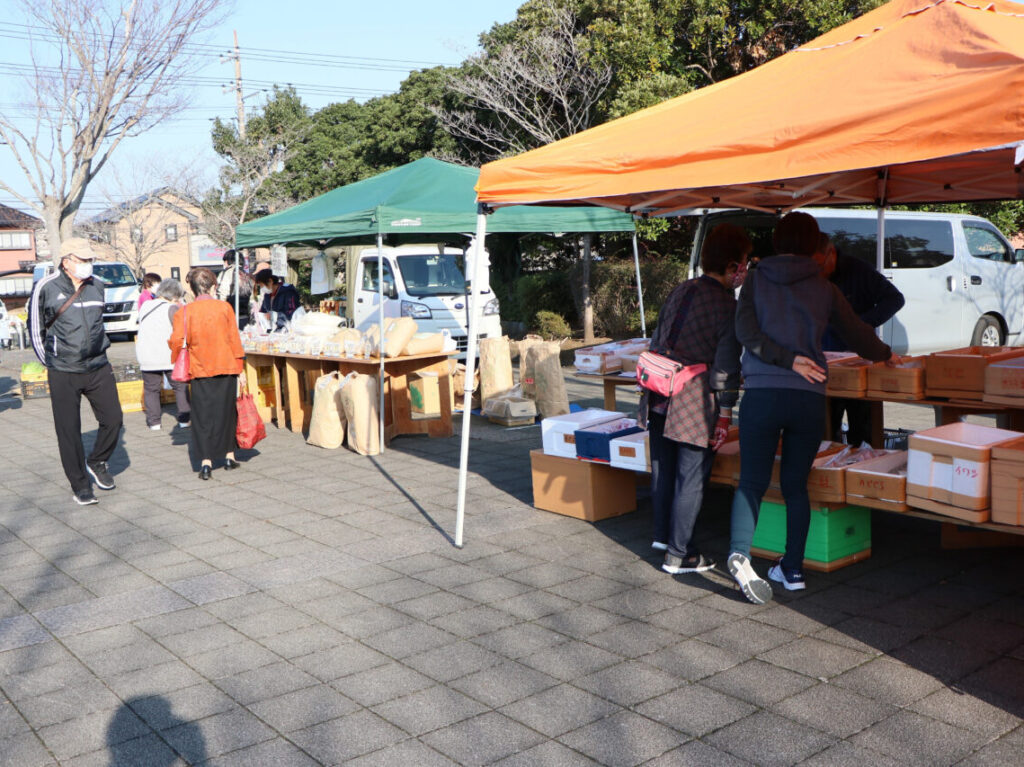 八幡公園朝市の様子