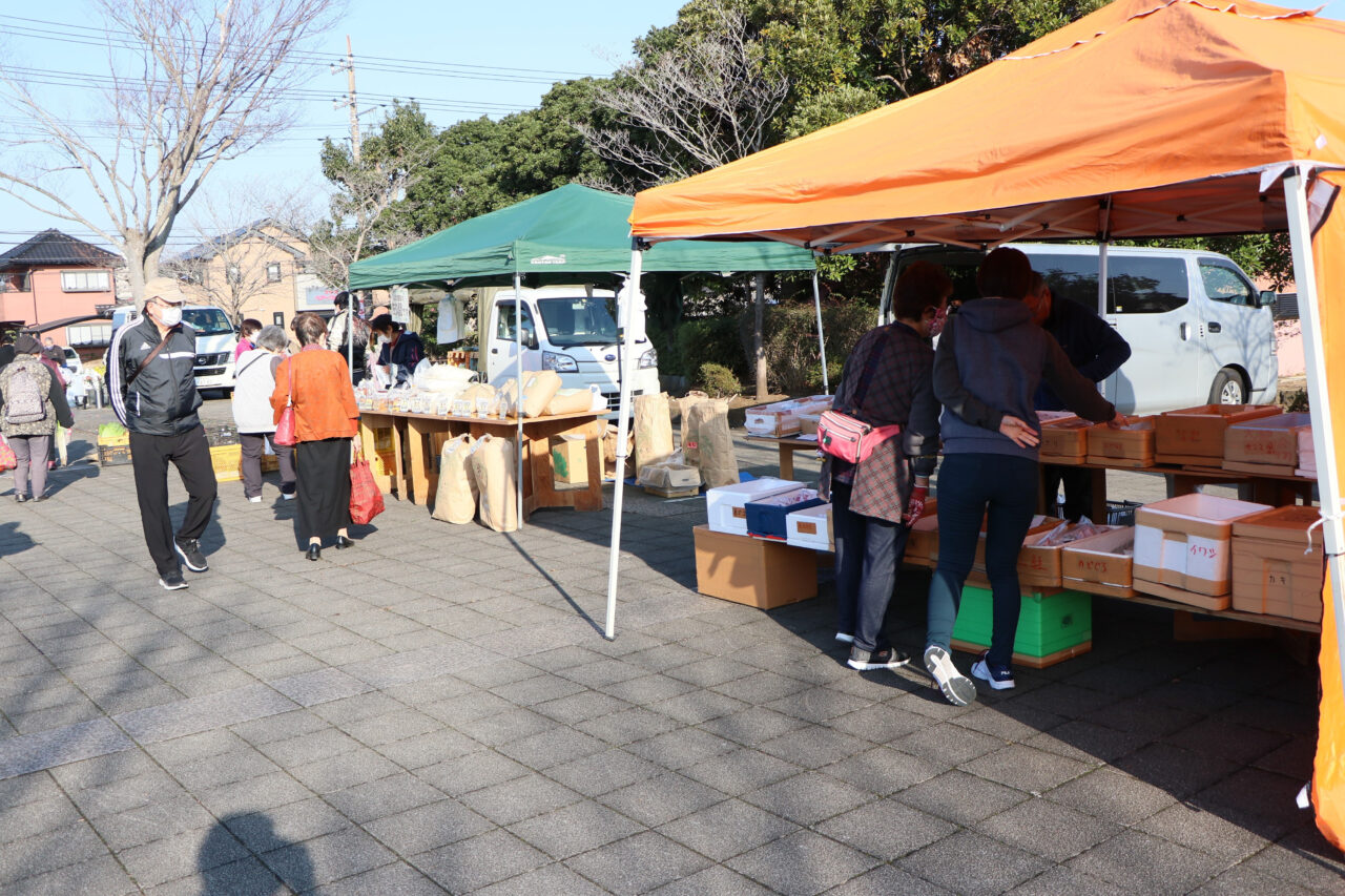 八幡公園朝市の様子