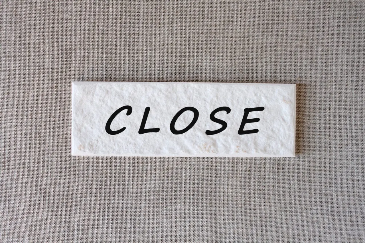 CLOSEの札