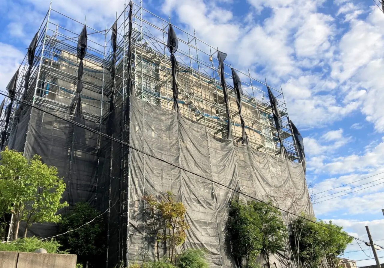 足場と養生シートに覆われた建物